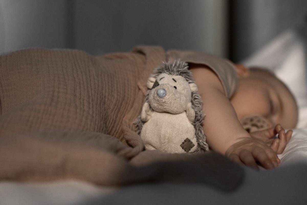 Sfaturi pentru un somn liniștit: iluminarea corectă a camerei bebelușului / FOTO: Freepik.com@freepik