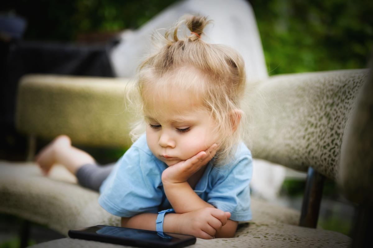 Stilul de parenting nr. 1 pentru a crește copii inteligenți într-o lume obsedată de tehnologie, conform unui expert în psihologie: „Le oferă cele mai bune șanse să devină oameni independenți!” / FOTO: freepik.com @EyeEm