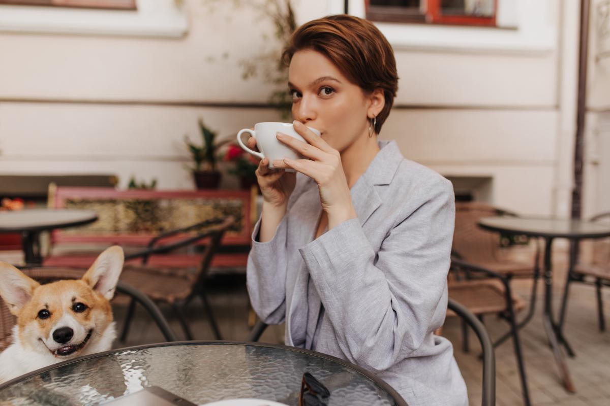 Studiu: ora la care bei cafeaua contează mai mult decât cantitatea / FOTO: Freepik.com@lookstudio
