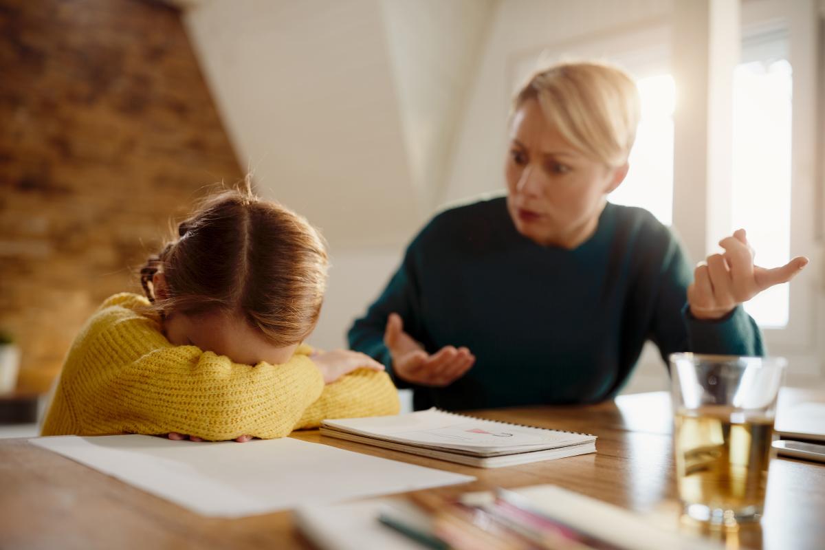 Temele copilului făcute împreună: ajută sau strică relația? Oana Moraru: „Părinții nu reușesc să se detașeze de rolul de profesor nemulțumit. Voi ați vrea să lucrați sub presiune?” / FOTO: freepik.com @Drazen Zigic