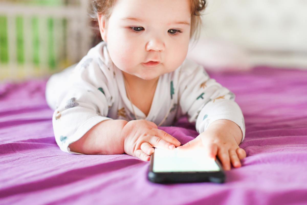 Tot mai mulți copii sub doi ani folosesc smartphone-uri, arată un nou studiu / FOTO: Freepik.com@kay4yk 
