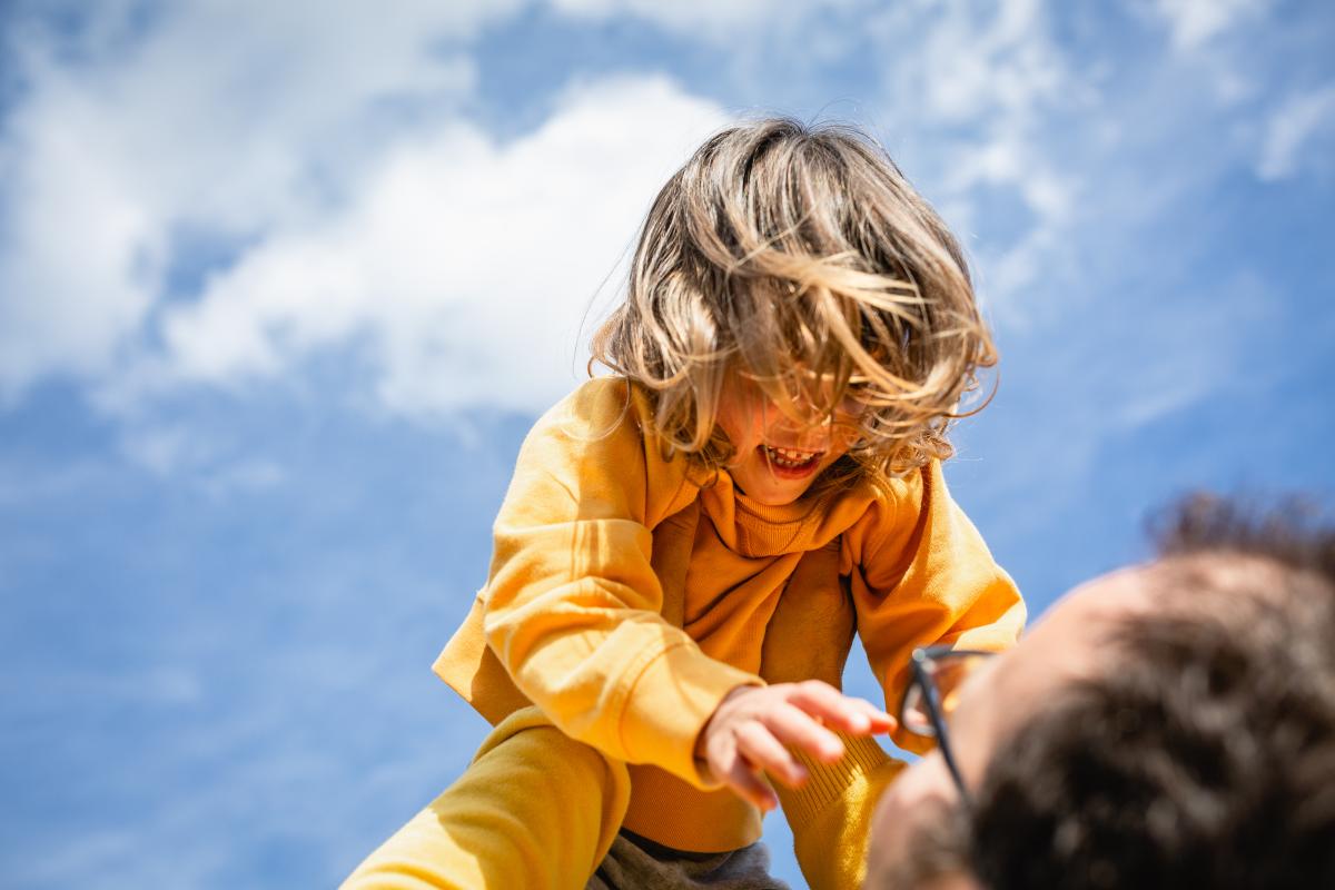 Trăsături ale părinților care cresc copii rezilienți emoțional, conform psihologilor. Recunoști unele dintre aceste caracteristici? / FOTO: freepik.com @EyeEm
