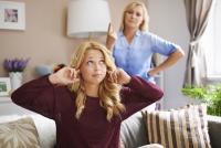3 greșeli pe care părinții le fac fără să-și dea seama și care îi îndepărtează pe adolescenți / FOTO: freepik.com@gpointstudio