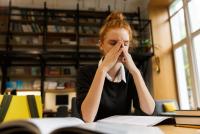 „Am obosit, domnule Ministru!” Strigătul unui profesor care spune ce simt mii de dascăli din România: „Ne-ați dezbinat! Am obosit să sper că școala românească își mai revine vreodată” / FOTO: freepik.com @drobotdean