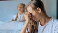 Cinci afirmații pe care le poți spune copilului tău atunci când te simți copleșit ca părinte, conform unui psiholog: „Nu trebuie să fii la maximum tot timpul. Ai dreptul să iei pauze, să ceri calm” / FOTO: freepik.com @EyeEm