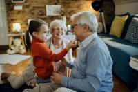 Complimentele pe care un psiholog pentru copii îi imporă pe părinți și bunici să nu le mai spună: „Despre acest aspect se vorbește prea puțin!” / FOTO: freepik.com @Real Photo