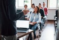 Concursurile pentru posturi vacante în universități, suspendate în 2026 / FOTO: Freepik.com@standret