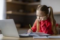 „Confortul oferit de acest instrument astăzi va avea un cost mai târziu!” Ce trebuie să știe părinții despre riscurile AI pentru copii: efecte asupra gândirii, creativității și comportamentului / FOTO: freepik.com @prostock-studio