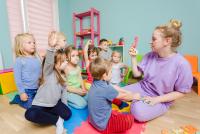 Copiii pierd vocabular important în grădinițele cu predare în limbi străine. Avertisment clar de la Oana Moraru: „O mare parte dintre ei vin cu goluri mari din spate” / FOTO: freepik.com @oksix