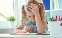„Copilul luptă cu teme și exerciții simple!” Pedagog: „E un semn că aceste competențe fundamentale lipsesc și fac învățarea dificilă pentru elev” / FOTO: freepik.com @EyeEm