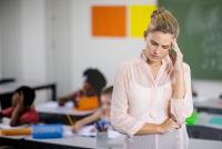 Cornelia Popa Stavri, președintele FSLI: Legea Bolojan îi suprasolicită pe profesori. „Mă uit la dumneavoastră în sală și vă văd obosiți. Este evident, pentru că mulți dintre noi nu am avut concediu” / FOTO: freepik.com@wavebreakmedia_micro