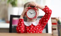 Cum îi afectează schimbarea orei pe copii, potrivit unui neurofiziolog și expert în somnologie: „Nu este potrivită pentru nicio vârstă” / FOTO: freepik.com @kuprevich