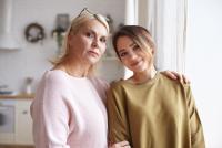 Cum se schimbă relația dintre părinți și copii odată cu trecerea la viața de adult / FOTO: Freepik.com@shurkin_son