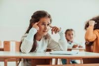 „Nimeni nu vrea să se joace cu mine”. Fraze care arată că un copil are dificultăți de integrare la școală / FOTO: Freepik.com@minet photo