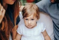 Expresii folosite de părinți care erodează discret încrederea unui copil: „Deși intenția nu este de a răni, repetarea anumitor afirmații seamănă semințe de nesiguranță” / FOTO: freepik.com @EyeEm
