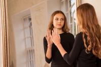 Fraze pe care le spun adesea cei care au crescut în jurul narcisiștilor / foto: freepik.com@alexvog