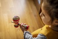 Kendama provoacă controverse în școli: „De ce să o interzicem și să nu interzicem telefoanele? E absurd!” Dr. Corina Lupău: „Dezvoltă motricitatea, atenția și perseverența” / FOTO: freepik.com @EyeEm
