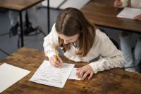 Monica Anisie, despre cauzele analfabetismului funcțional: „„Sunt profesori care-i pun pe elevi să memoreze, să spună cuvânt cu cuvânt ceea le-au predat ei drept lecție” / FOTO: Freepik.com@freepik