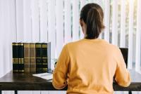 O contabilă de la două școli și-a dublat salariul din banii elevilor și profesorilor ani la rând: „Ciupea” câte 3 sau 5 lei, dar a fost prinsă dintr-o greșeală banală / FOTO ILUSTRATIV: freepik.com @EyeEm