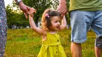 Obiceiuri pe care le au în comun copiii care au încredere în ceilalți. Expert parenting: „Învață să creadă în ceilalți pentru că cineva, înaintea lor, le-a arătat că lumea poate fi un loc sigur” / FOTO: freepik.com @EyeEm