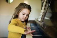 Pianul, ca limbaj universal pentru copiii cu autism Prof. Alexandra Epure explică cum muzica îi ajută să comunice și să se dezvolte „Au mai multă răbdare, mai multă atenție” / FOTO: freepik.com @rawpixel.com