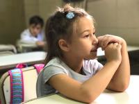 Prof. Claudia Chiru, apel către părinții copiilor cu CES: „Tu îl vezi primul că nu este tipic. Când îl duci la școală, trebuie să spui: «Am adus asta. Ce facem de acum înainte?»” / FOTO: freepik.com @EyeEm