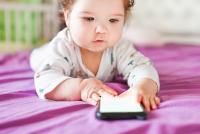 Tot mai mulți copii sub doi ani folosesc smartphone-uri, arată un nou studiu / FOTO: Freepik.com@kay4yk 