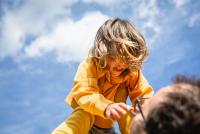 Trăsături ale părinților care cresc copii rezilienți emoțional, conform psihologilor. Recunoști unele dintre aceste caracteristici? / FOTO: freepik.com @EyeEm