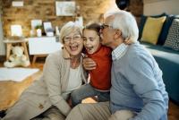 Un pediatru explică de ce nu trebuie să controlăm bunicii care au grijă de nepoți. „Dacă vrei ca ai tăi copii să fie crescuți exact așa cum crezi tu că trebuie, atunci ocupă-te tu de asta” / SURSA FOTO: Freepik.com@drazen zigic