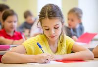 Un profesor universitar de la Yale spune, după ani de cercetări, care e cel mai bun predictor al succesului la școală: „Nu e doar teorie!” / FOTO: freepik.com @syda_productions
