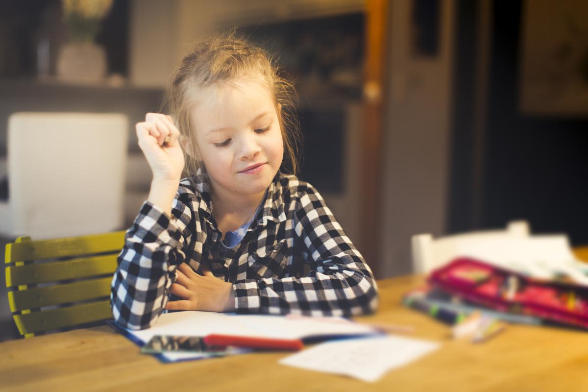 5 pași dovediți pentru a motiva copilul să își facă temele, să coopereze și să dezvolte o atitudine responsabilă față de școală / FOTO: freepik.com @EyeEm