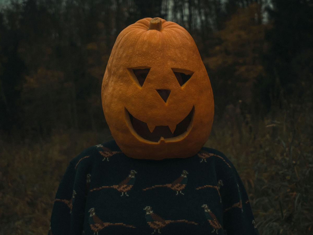 Caz șocant în Ilfov: adolescent de 13 ani a atacat un bărbat, după ce a fost alungat de Halloween / FOTO: Unsplash@annie_smurova