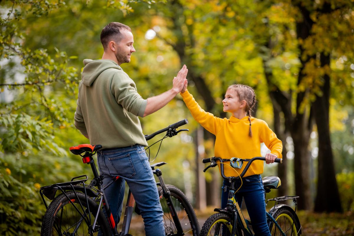 Cele mai puternice complimente pe care le poți face copilului, potrivit psihologilor: „Nu toate au același efect. Unele pot întări narcisismul, în timp ce altele construiesc o stimă de sine solidă” / FOTO: freepik.com @user23443555