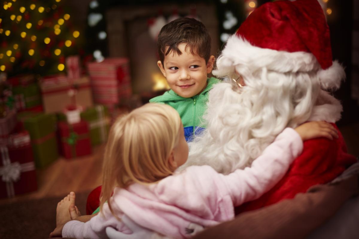 Credința în Moș Crăciun îi face pe copii mai cuminți? Un nou studiu arată că răspunsul este diferit de așteptările multor părinți / FOTO: freepik.com @gpointstudio
