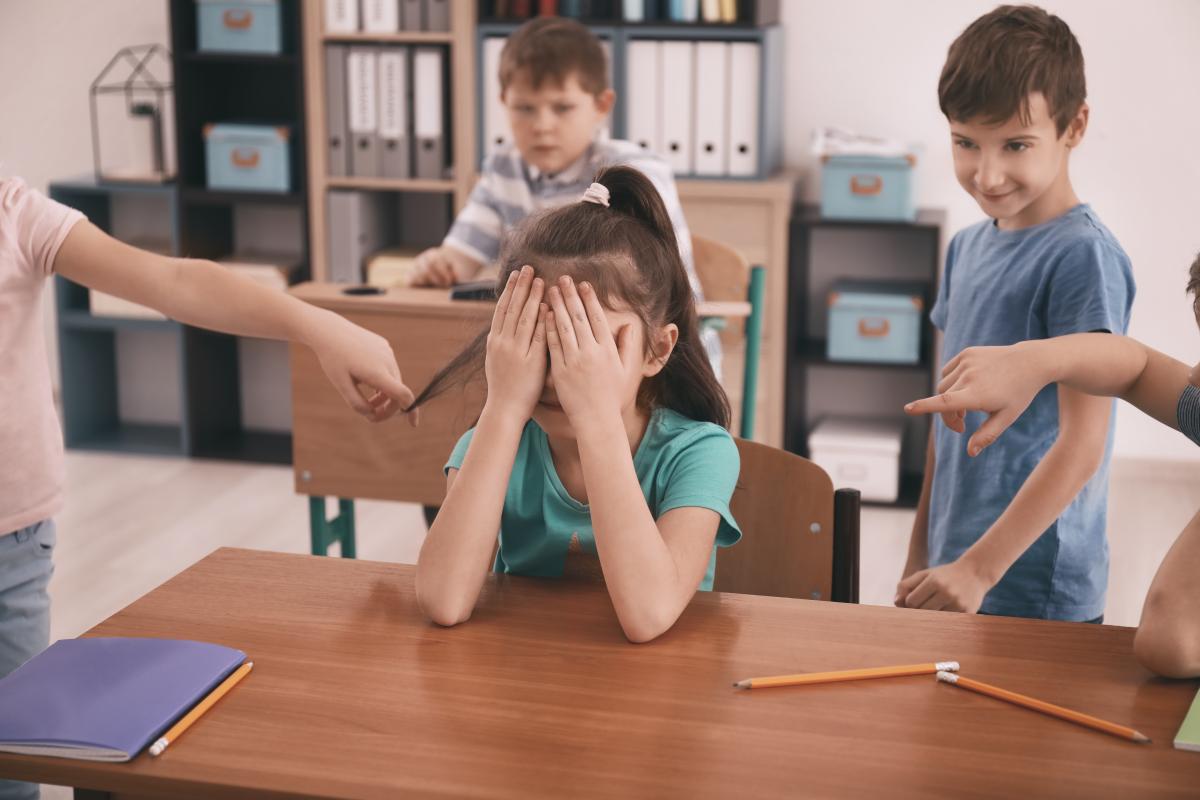 Daniel David anunță că Ministerul Educaţiei pregăteşte noi măsuri pentru a preveni şi corecta comportamentele disfuncţionale în şcoli / FOTO: freepik.com @pixel-shot.com