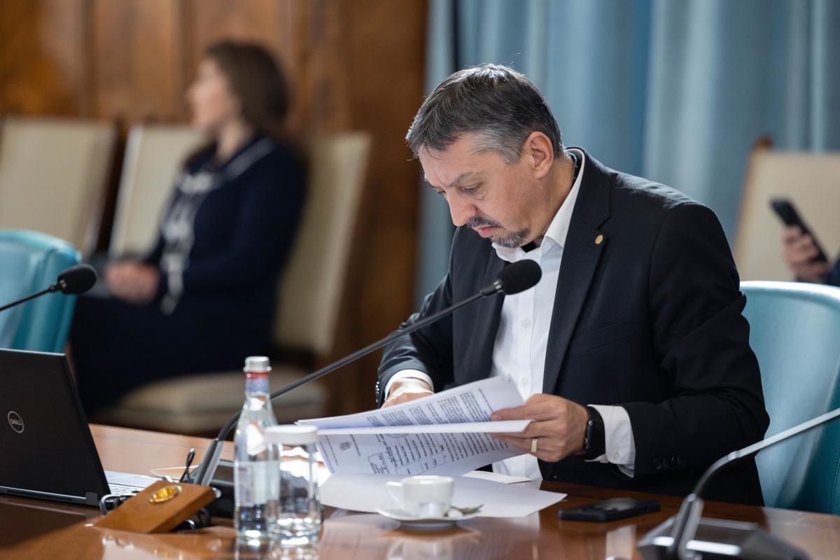 Noile reguli pentru temele pentru acasă, publicate de Daniel David: O oră pentru primar, două ore pentru gimnaziu, iar temele de vacanță devin opționale / PROIECT / FOTO: gov.ro