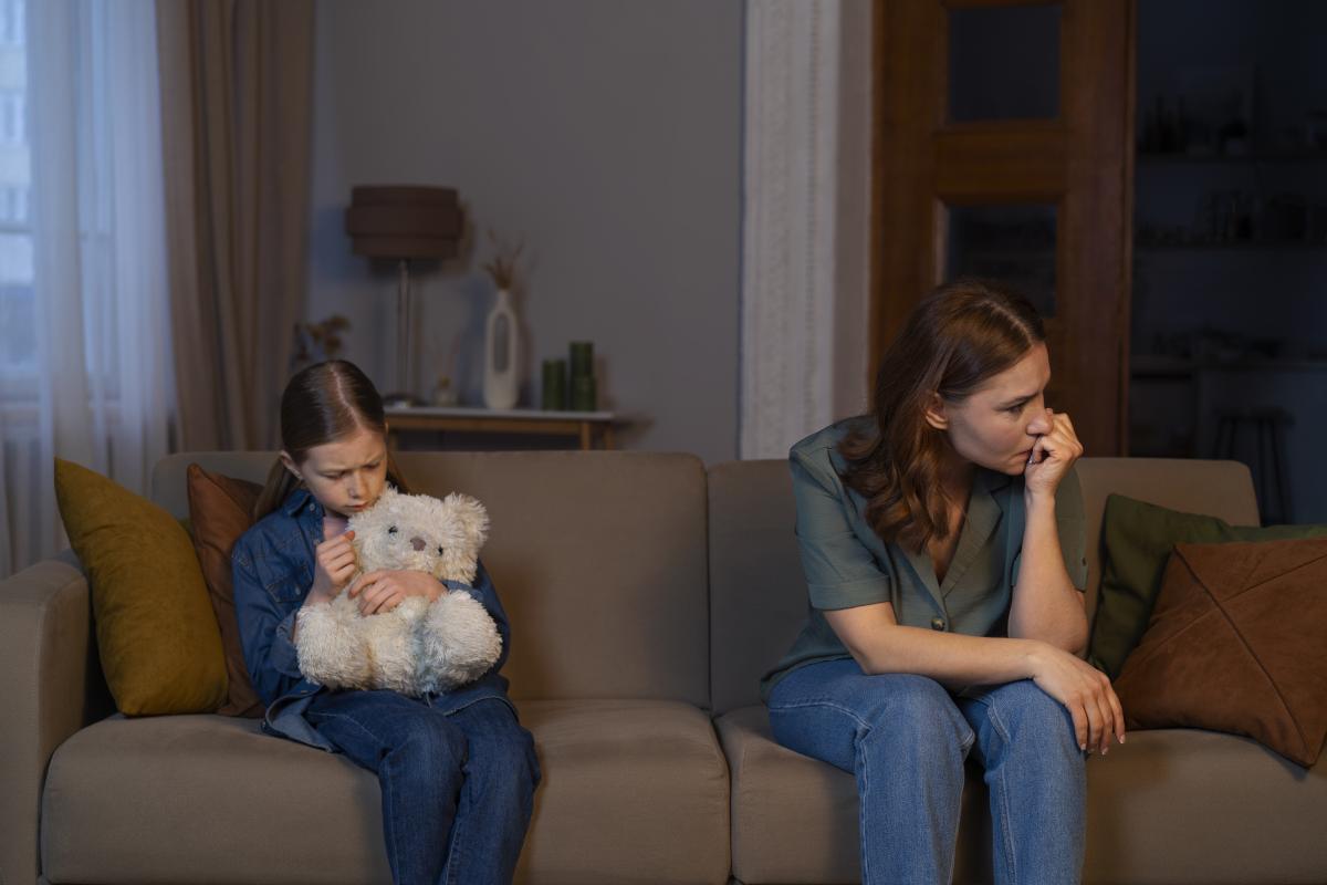 De ce ascund copiii secrete și cum pot părinții să îi ajute să se deschidă: „Așa copilul va învăța că nu trebuie să ascundă ce îl doare” / foto: freepik.com@freepik