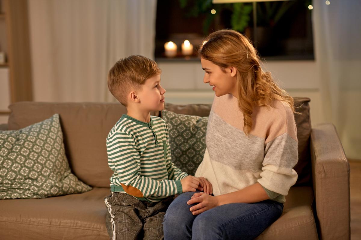 „E bine ce fac?” Ce înseamnă că copilul tău caută mereu aprobarea ta, potrivit psihologiei / foto: freepik.com@syda_productions