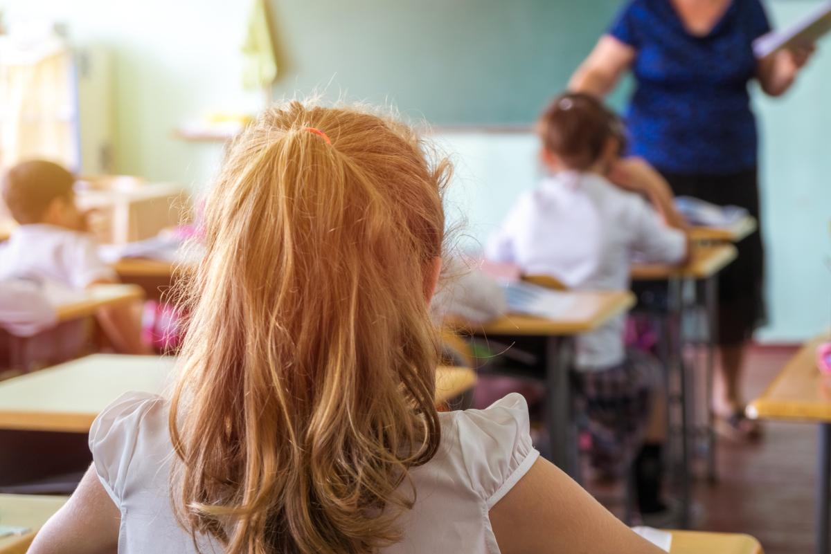 Generațiile noi de copii vin fără aceste două abilități fundamentale. O învățătoare explică ce facem greșit: „Vor totul repede și ușor” / FOTO: freepik.com @k_samurkas