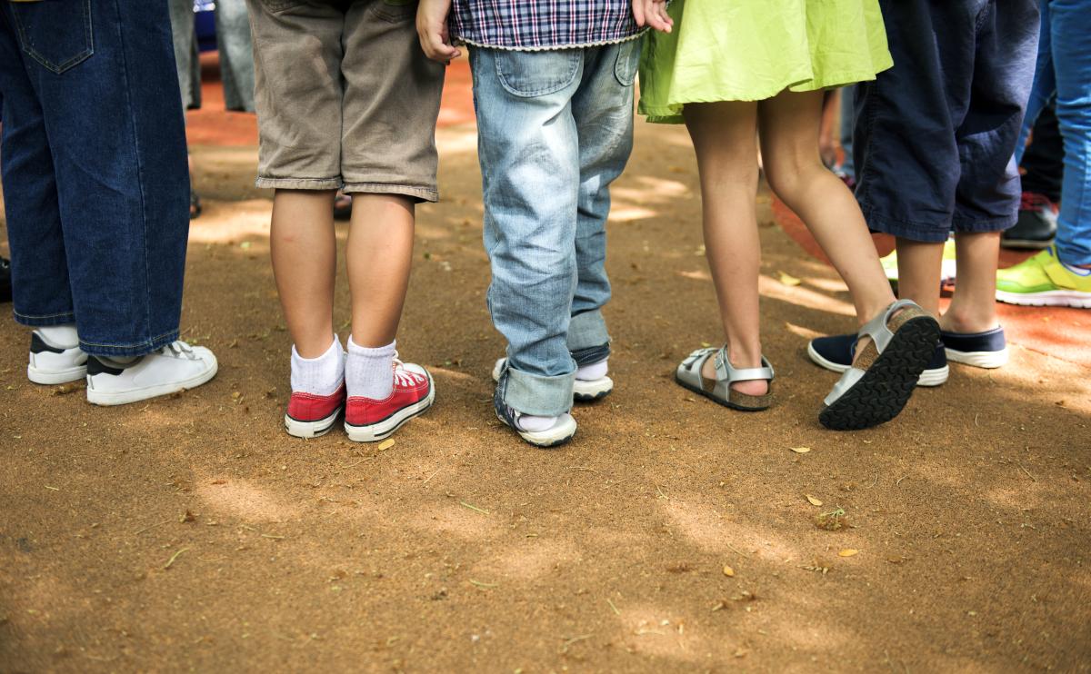 Incident grav la o școală din Cluj Elev dezbrăcat și bătut de colegii săi din clasa pregătitoare. Ulterior, i-au rupt un deget în uşa unui dulap. Prima reacție a lui Daniel David / FOTO: freepik.com @rawpixel.com