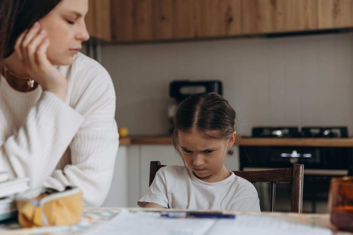Cum rup notele și exigența relația cu copilul tău. Daniela Gavankar: „Grija lui nu este doar școala! Are multe alte probleme pe care părinții trebuie să le înțeleagă” / FOTO: freepik.com @Halinskyi Maksym