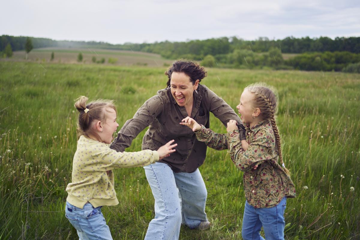 Expert în neuroeducație: „Ceea ce îmbogățește cu adevărat un copil este legătura cu persoana care se joacă alături de el!” / FOTO: freepik.com @vickyantre