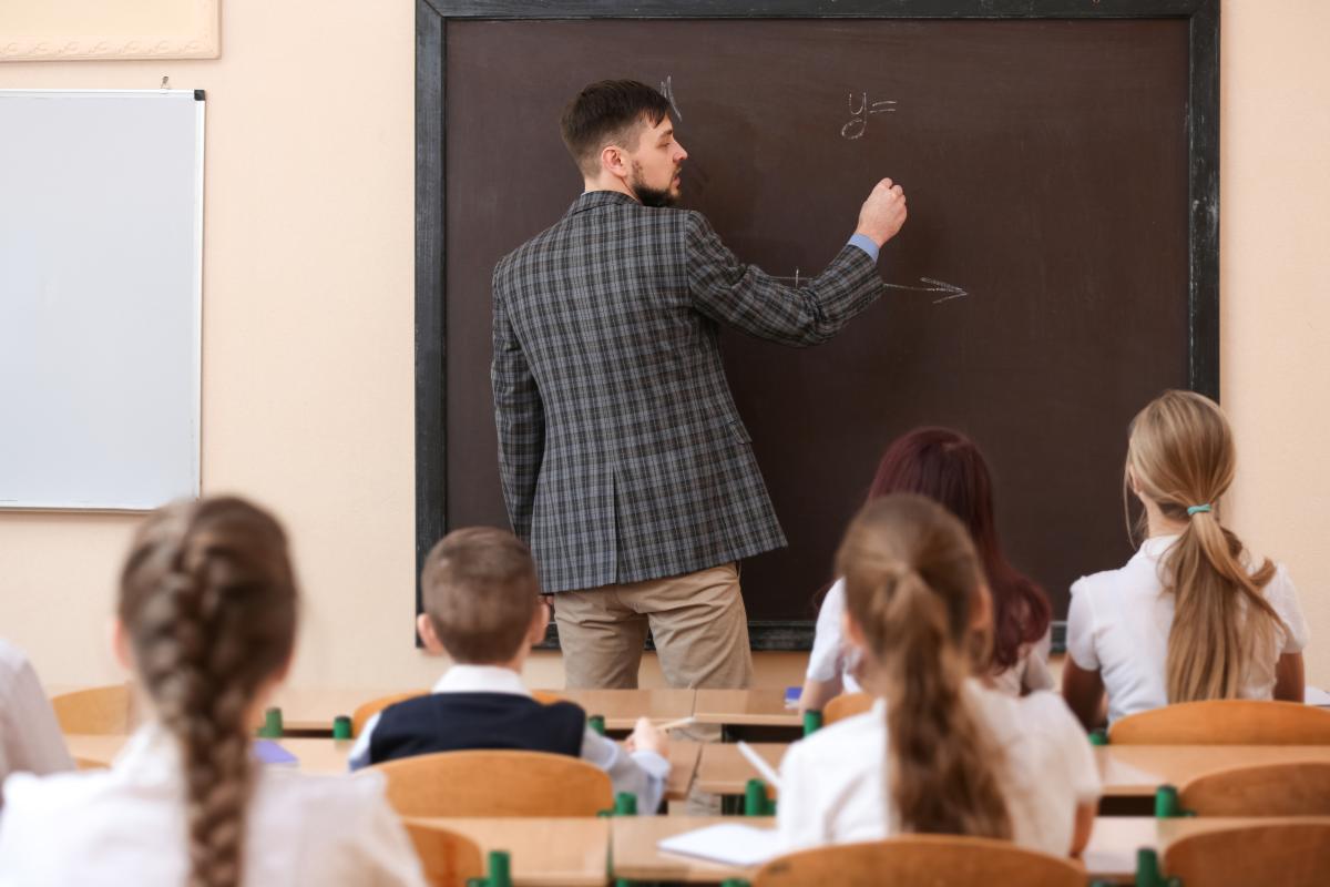 Modificări importante în Legea învățământului preuniversitar: Cadrele didactice și personalul auxiliar pot fi detașate în Ministerul Educației și la structurile locale / FOTO: freepik.com @pixel-shot.com
