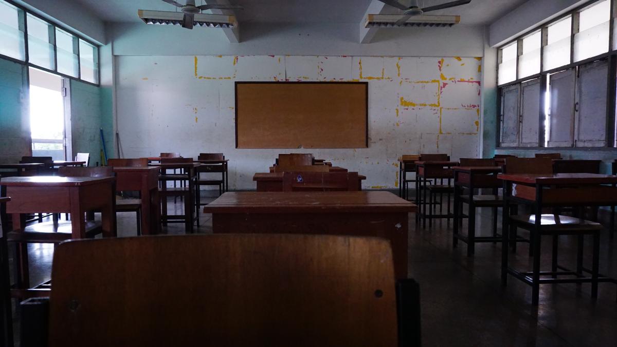 O elevă de 13 ani a murit, după ce a fost forțată de profesor să facă 100 de genuflexiuni ca pedeapsă că a întârziat la ore / foto: freepik.com@eyeem