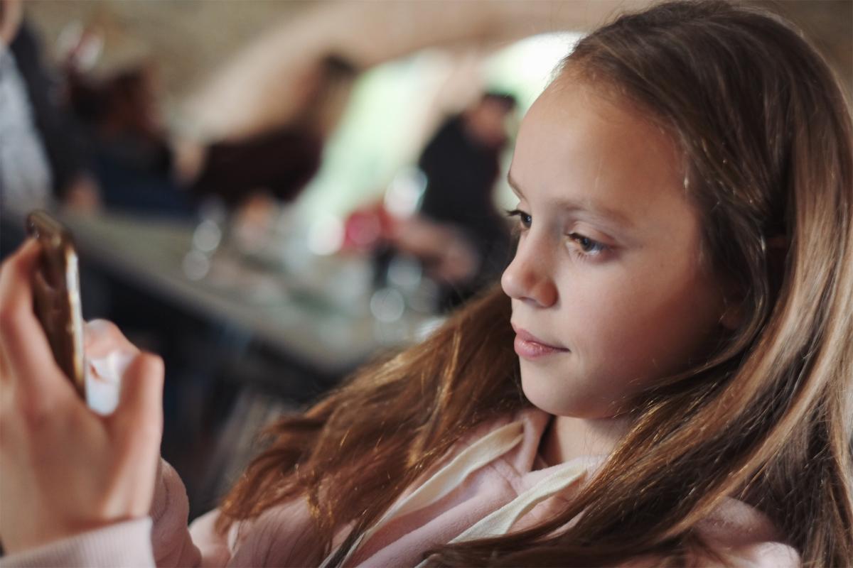 Studiu: România cheltuie anual cel puţin 0,4% din PIB din cauza efectelor adicţiilor la minori. Prof. univ. dr. Mihaela Mosora: „Dacă prevalenţa nu este diminuată, costurile vor creşte de la an la an” / FOTO: freepik.com @EyeEm