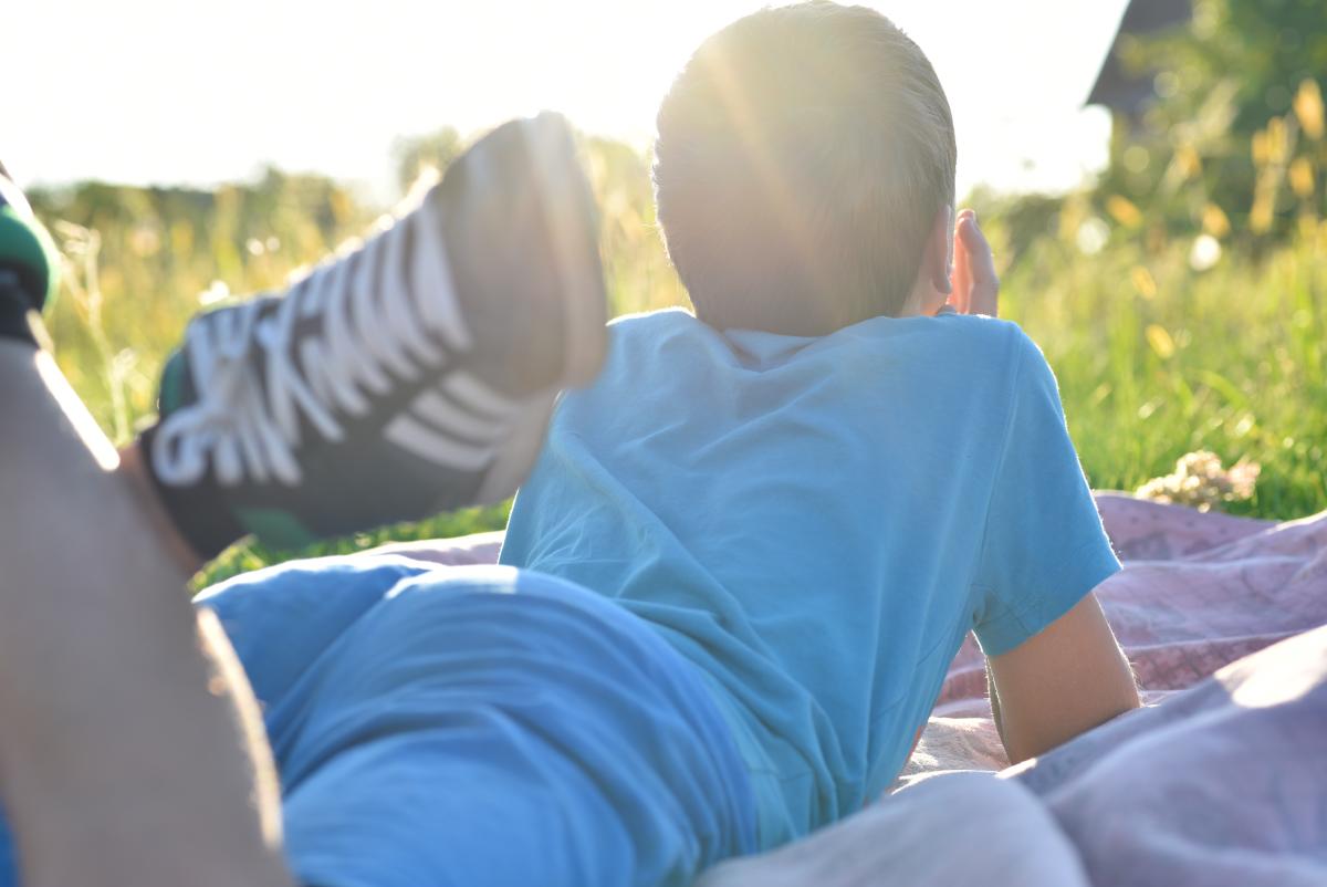 Un băiat de 14 ani îți pierde viața după o provocare TikTok. Trendul „surfing pe saltea” îngrijorează părinții / FOTO ILUSTRATIV: freepik.com @aleksandrbs