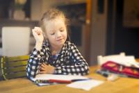 5 pași dovediți pentru a motiva copilul să își facă temele, să coopereze și să dezvolte o atitudine responsabilă față de școală / FOTO: freepik.com @EyeEm