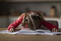 Cât timp ar trebui să facă temele copilul tău? Date ştiinţifice de la cercetători şi recomandări pentru părinţi din studii / FOTO: freepik.com @prostock-studio