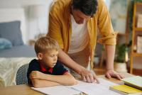 Ce să faci când te simți copleșit de temele școlare ale copilului tău? Un psiholog oferă soluții pentru părinți / FOTO: freepik.com @dragonimages