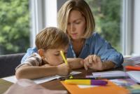 Cercetările internaționale arată că pauzele scurte îmbunătățesc memoria. Ghid pentru părinți care vor să sprijine învățarea acasă / FOTO: freepik.com @freepik